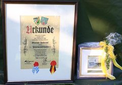 Grossansicht in neuem Fenster: Patenschaftsurkunde und Erinnerungsgeschenk der Gemeinde