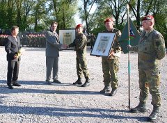Grossansicht in neuem Fenster: Überreichung der Patenschaftsurkunde