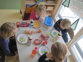 Kindertagesstätte St. Martin - Essen und Getränke - Kinder bim Essen