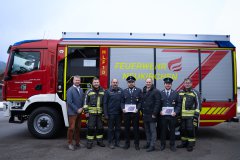 Auto Niedermayer spendet Tablets für die FF Neukirchen