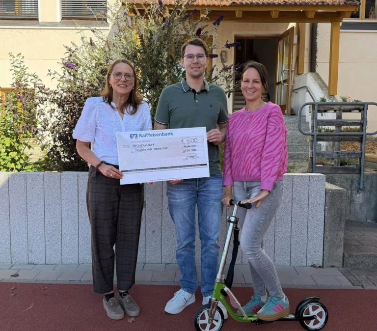Spende Zollner an Grundschule